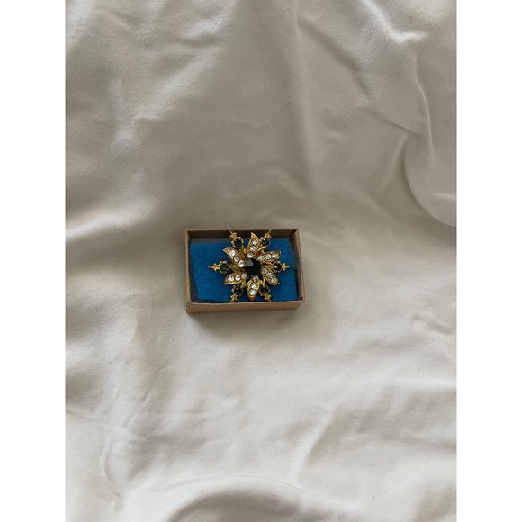 Vintage Green / Clear Rhinestone Gold Tone Snowflake/Floral Brooch - Picture 10 of 10